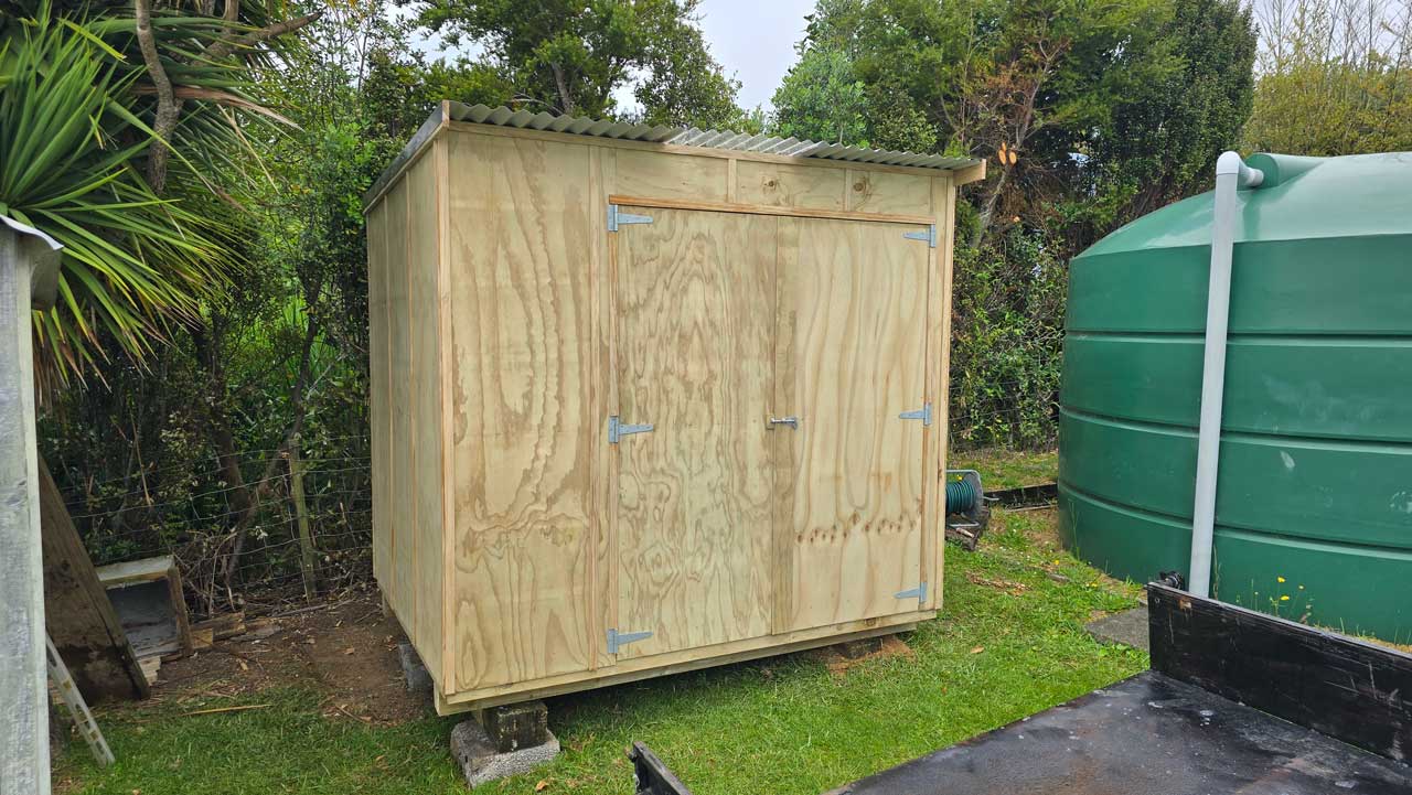 Medium sized chicken coop in a yard.